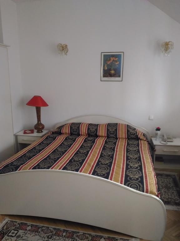 Pensiunea Helvetia Bucarest Esterno foto